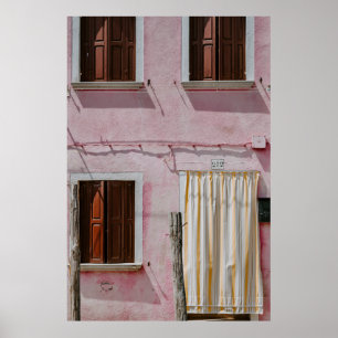 POSTER MAISON EN BÉTON ROSE AVEC TROIS FENÊTRES ET UNE PO