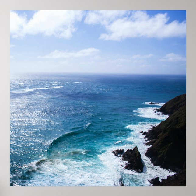 Poster Mer d'été nuageux avec falaise (Devant)