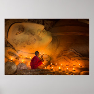 Poster Moine priant près d'un Bouddha