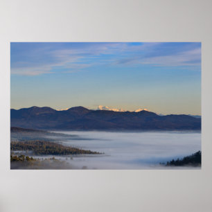 Poster Montagne majestueuse Triglav avec brouillard dans
