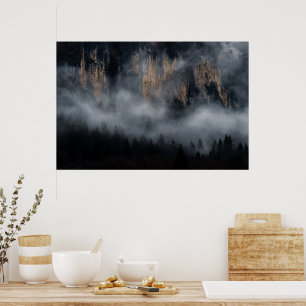 Poster Montagnes avec brouillard à travers la forêt d'épi