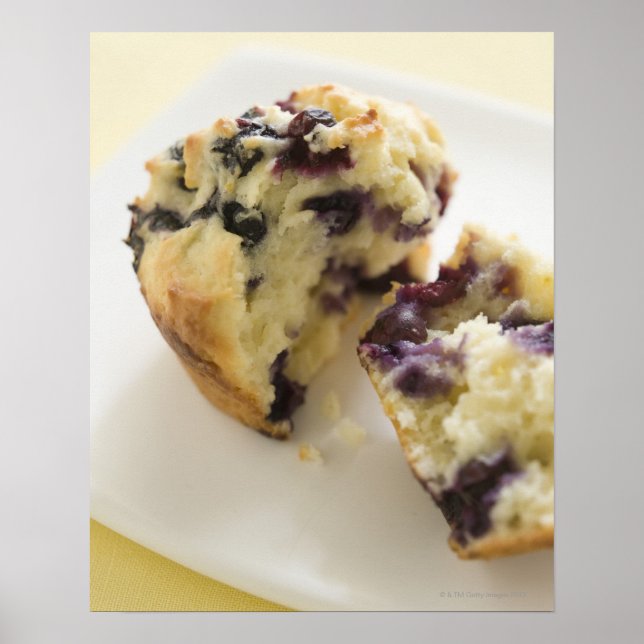 Poster Muffin bleuté ouvert sur une assiette blanche (Devant)