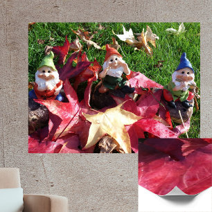 Poster Nains de jardin dans la cour tombent feuilles roug