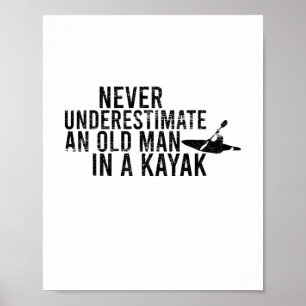 Poster Ne Sous-Estimez Jamais Un Vieux Homme Dans Un Kaya