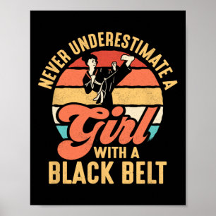 Poster Ne Sous-Estimez Jamais Une Fille Avec Une Ceinture
