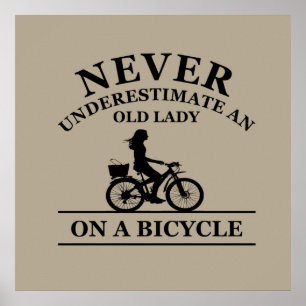 Poster Ne sous-estimez jamais une vieille dame à vélo 