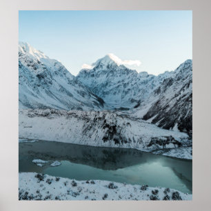 POSTER NEIGE COUVERTE MONTAGNE PRÈS DU CORPS D'EAU