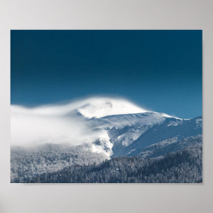 Poster Nuages bruyants sur la montagne enneigée Snežnik, 