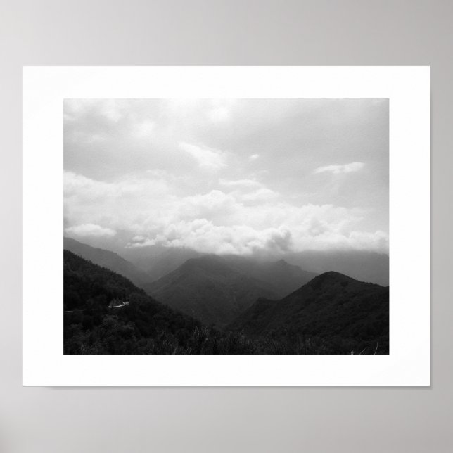 Poster Nuages sur les collines Photographie noir et blanc (Devant)