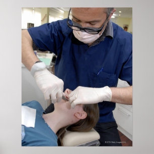 Poster Orthodontiste réajustant les accolades dentaires d