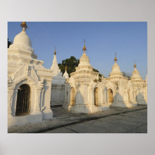 Poster Pagode Kuthodaw à Mandalay, connue sous le nom de