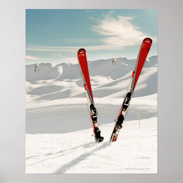 Poster Paire de ski rouge debout dans la neige (Devant)