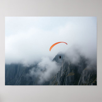 Poster Parapente planant au-dessus d'une falaise de monta