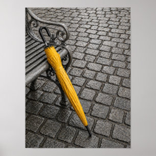 Poster Parapluie jaune fermé à côté d'un banc de parc