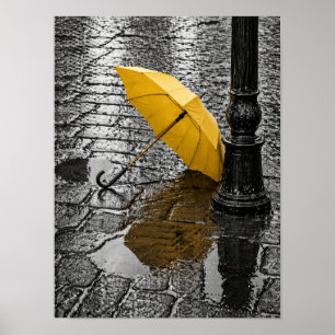Poster Parapluie jaune ouvert sur rue pavée pluvieuse