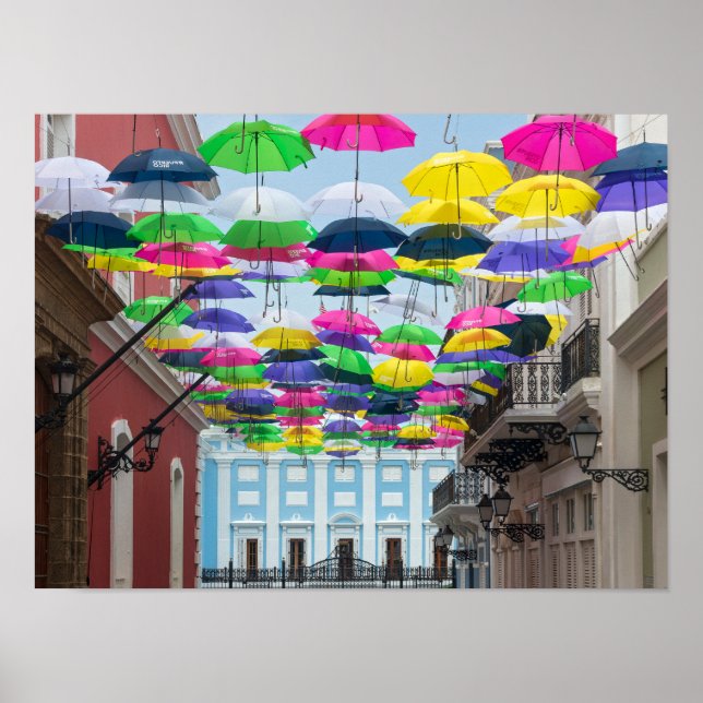 Poster Parapluies au-dessus des rues et du manoir San Jua (Devant)