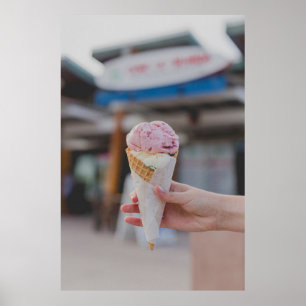 Poster Personne tenant de la crème glacée à la fraise