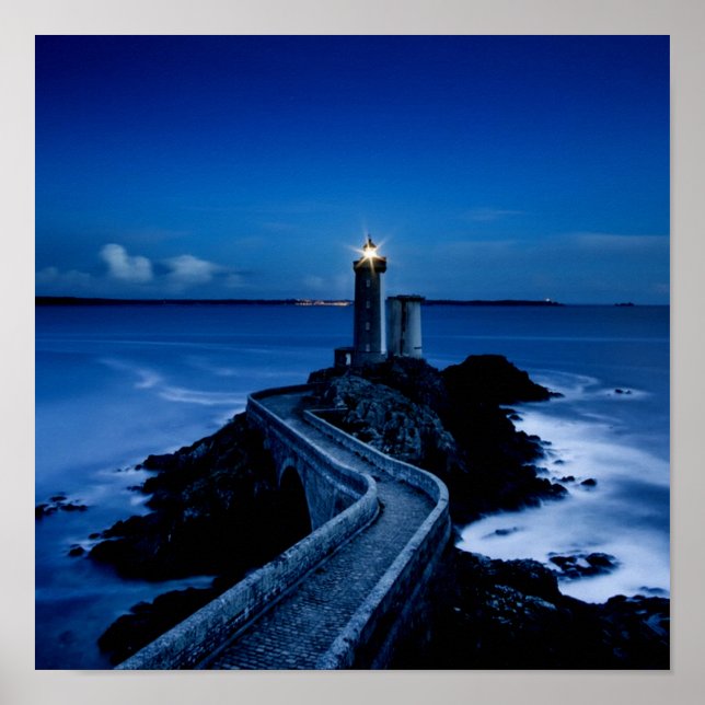 Poster Phare sur mur dans l'océan la nuit (Devant)