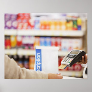 Poster Pharmacien tenant le dispositif de sécurité pour