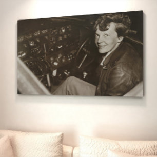 Poster Photo candide d'Amelia Earhart dans le cockpit d'u