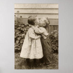 Poster Photo d'amour vintage d'enfants s'embrassant dans 