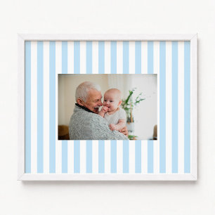 Poster Photo de bébé garçon aux rayures bleues pâles et b