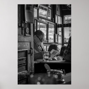 POSTER PHOTO GREYSCALE DE MAN SITTING LORS DE LA LECTURE 