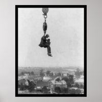 Photographe fou sur le crochet d'une grue 1918
