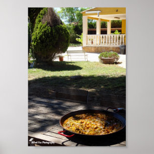 Poster Plat de paella au repos dans le jardin