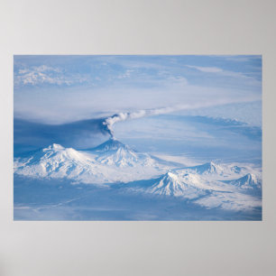 Poster Plume Émanant Du Volcan Kliuchevskoi.