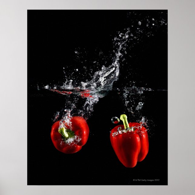 Poster poivre rouge éclaboussant dans l'eau (Devant)