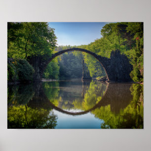 Poster Pont rond gris sur une rivière dans la forêt