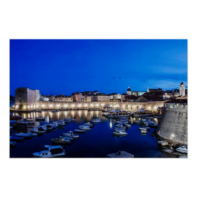Poster Port et murs de Dubrovnik illuminés la nuit (Devant)