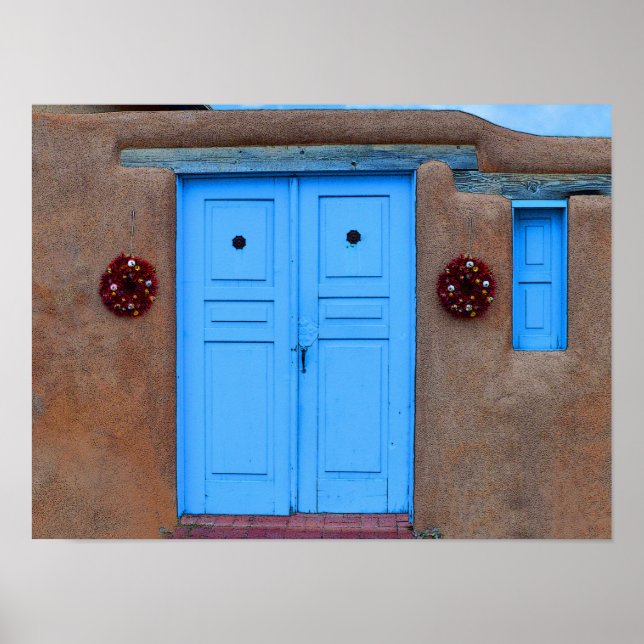 Poster Portes bleues et couronnes Rista sur Taos Adobe (Devant)