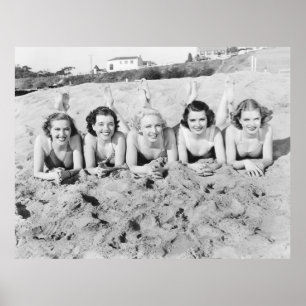 Poster Portrait de cinq jeunes femmes allongées sur la pl