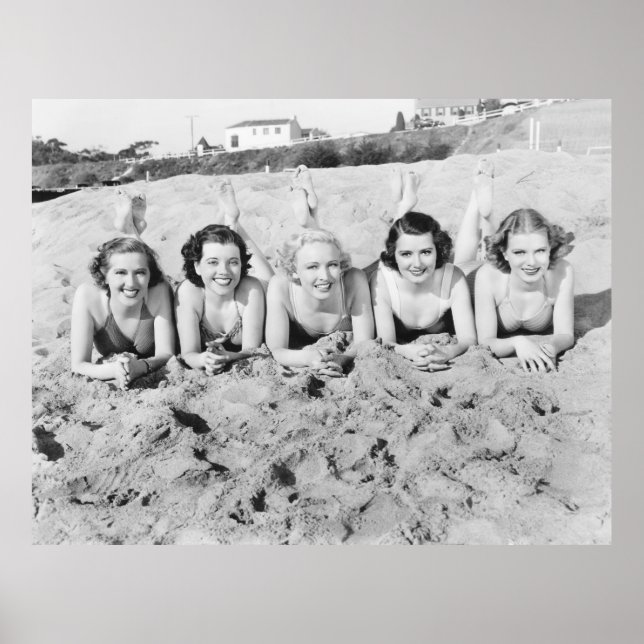 Poster Portrait de cinq jeunes femmes allongées sur la pl (Devant)