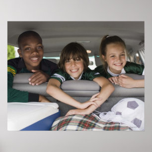 Poster Portrait des enfants de sourire dans la voiture