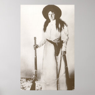 Poster Portrait photo d'une cowgirl tenant un fusil en 19