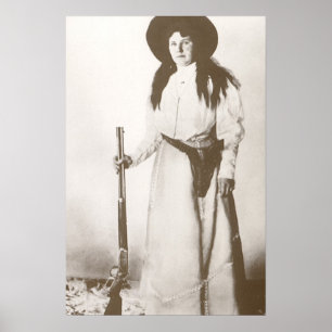 Poster Portrait photo d'une cowgirl tenant un fusil en 19