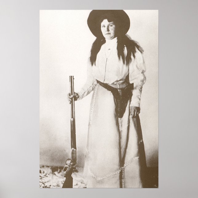 Poster Portrait photo d'une cowgirl tenant un fusil en 19 (Devant)