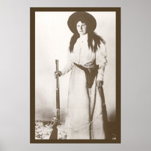 Poster Portrait photo d'une cowgirl tenant un fusil en 19