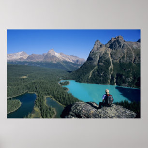 Poster Randonneur surplombant le lac aux couleurs turquoi