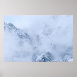Poster Ravens, montagnes enneigées et nuages