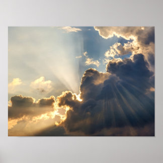 Poster Rayons de soleil dorés à travers des nuages sombre