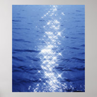Réflexion de la lumière du soleil sur l'eau ondulé