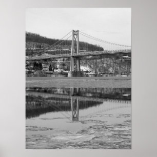 Poster Réflexion glaciale de tour de pont