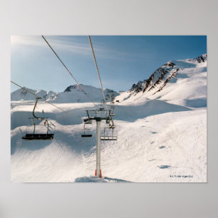 Poster remonte-pente dans le paysage neigeux ensoleillé