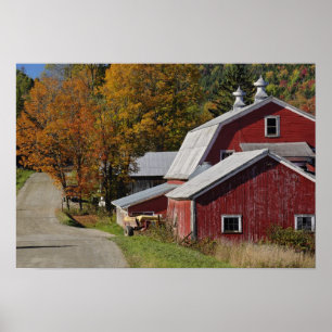 Poster Route à côté d'une grange/classique ferme rurale e