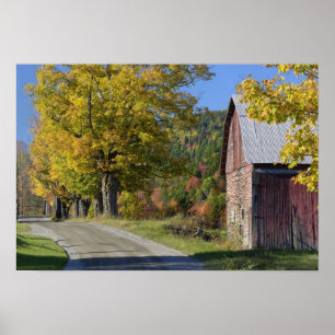 Poster Route à côté d'une grange / ferme rurale classique