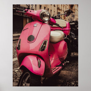 Poster scooter rose garé dans la rue